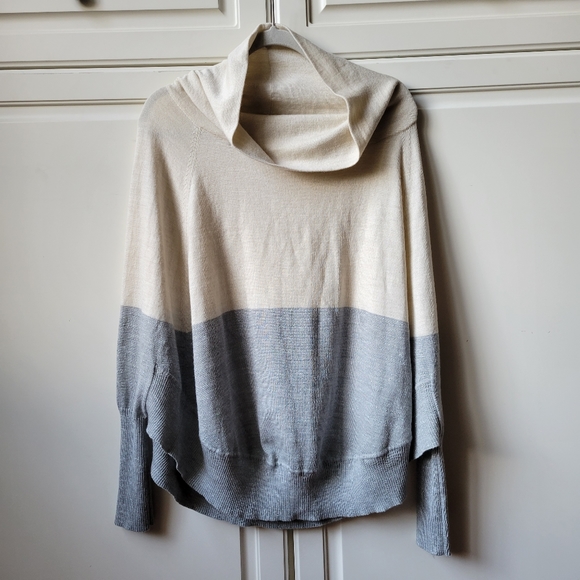 Smartwool Nokoni Dolman Sleeve Style Poncho Cream & Shimmer Gray - Picture 2 of 12